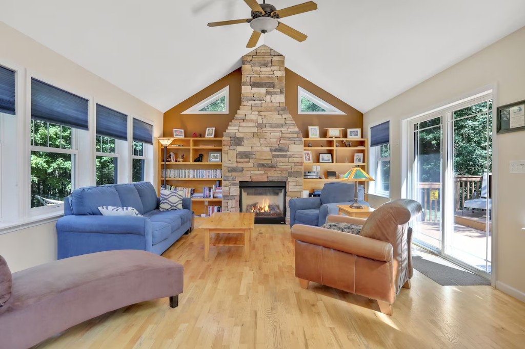 New Paltz cabin with fireplace